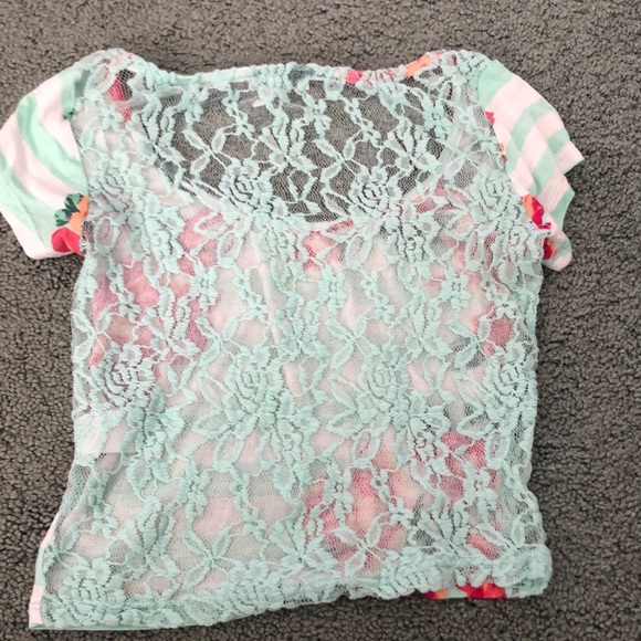Delia’s short sleeve crop top - Picture 2 of 3